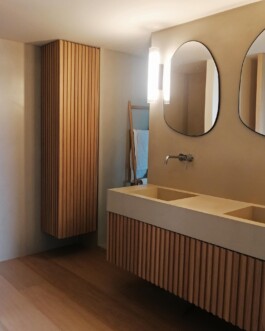 Detalle iluminación en baño doble en Bahía01. Proyecto de Juan Parra Arquitectura
