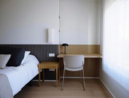 Escritorio de la habitación principal de Bahía01. Proyecto de Juan Parra Arquitectura