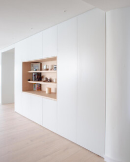 Armario frontal blanco de Bahía 19. Proyecto de Juan Parra Arquitectura