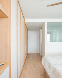 Vista hacia la puerta de la habitación principal de Bahía 19. Proyecto de Juan Parra Arquitectura