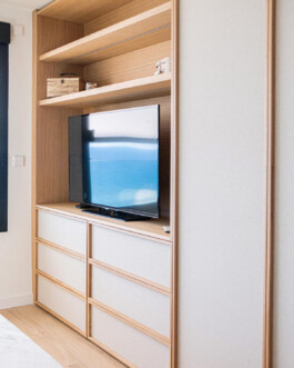 Detalle mueble habitación principal con espacio para la televisión de Bahía 19. Proyecto de Juan Parra Arquitectura