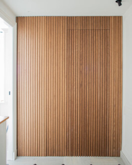 Puerta oculta en panel de madera de Levante12. Proyecto de Juan Parra Arquitectura