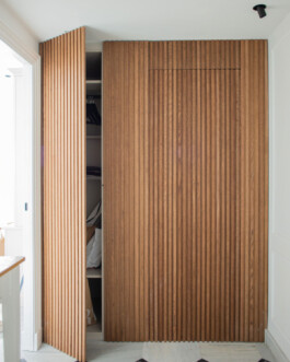 Armario oculto en panel de madera de Levante12. Proyecto de Juan Parra Arquitectura