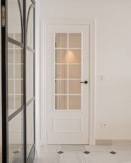 Puerta cerrada de acceso a dormitorios de Levante12. Proyecto de Juan Parra Arquitectura