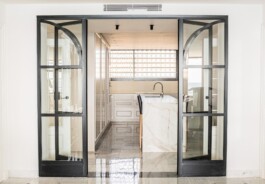 Puerta separadora de la cocina de Levante12. Proyecto de Juan Parra Arquitectura 