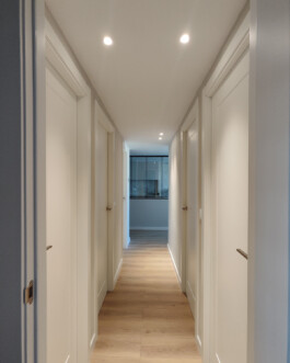 Pasillo de acceso a habitaciones de SanSebastián 18 Proyecto de Juan Parra Arquitectura