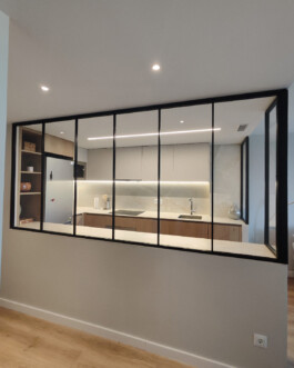 Vista del tabique con cristal separador a la cocina de SanSebastián 18 Proyecto de Juan Parra Arquitectura
