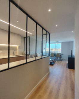 Entrada con vista a la cocina y salón de SanSebastián 18 Proyecto de Juan Parra Arquitectura